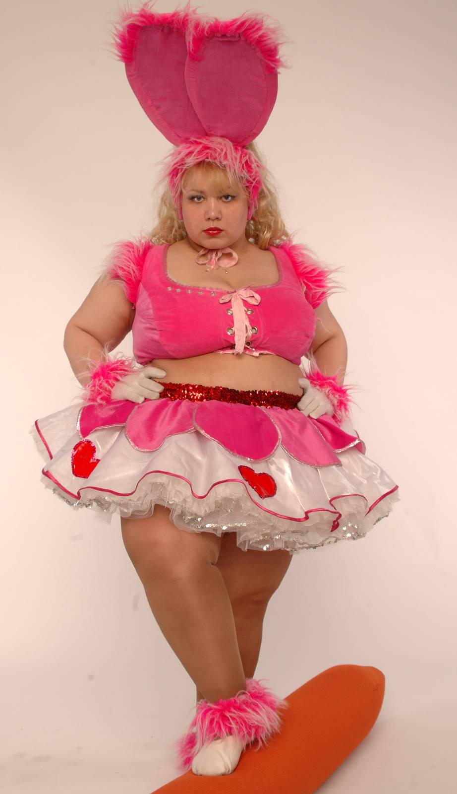 Пышные видео лучшее. Толстая девушка в костюме. Костюм жирной женщины в розовом.